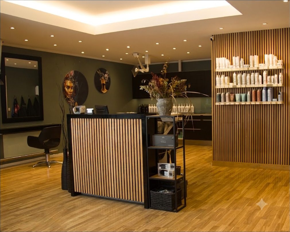 Receptionen hos By Lucs med lameldisk og produkthylder